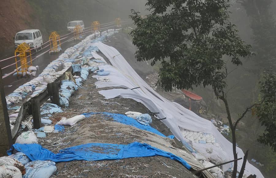 ಮಡಿಕೇರಿಯಿಂದ ದಕ್ಷಿಣ ಕನ್ನಡ ಸಂಪರ್ಕಿಸುವ ರಾಷ್ಟ್ರೀಯ ಹೆದ್ದಾರಿ 275ರಲ್ಲಿ ಮರಳಿನ ಚೀಲಗಳು ಕೊಚ್ಚಿ ಹೋಗಿದ್ದು, ಒಂದು ಬದಿಯಲ್ಲಿ ವಾಹನಗಳು ಸಂಚರಿಸುತ್ತಿವೆ