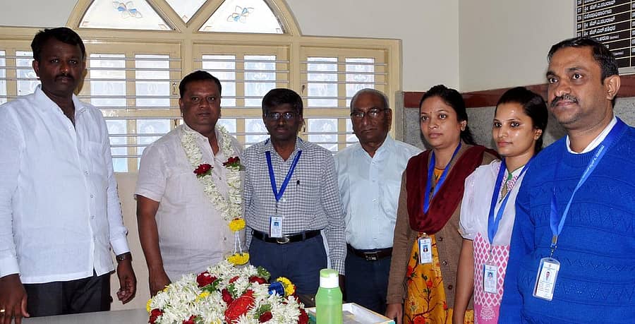 ಹೊಸಕೋಟೆಯ ದಿ ಟೌನ್ ಕೋ-ಆಪರೇಟಿವ್ ಬ್ಯಾಂಕ್ ನ ನೂತನ ಉಪಾಧ್ಯಕ್ಷ ಪಿ. ಕೃಷ್ಣಪ್ಪನವರನ್ನು ಬ್ಯಾಂಕ್ ನ ಸಿಬ್ಬಂದಿ ಅಭಿನಂದಿಸಿದರು