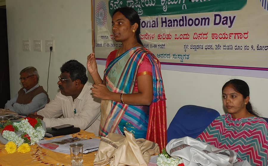 ಕೋಲಾರದಲ್ಲಿ ಬುಧವಾರ ನಡೆದ ರಾಷ್ಟ್ರೀಯ ಕೈಮಗ್ಗ ದಿನಾಚರಣೆಯಲ್ಲಿ ಕೈಮಗ್ಗ ಮತ್ತು ಜವಳಿ ಇಲಾಖೆ ಉಪ ನಿರ್ದೇಶಕಿ ಎಂ.ಸೌಮ್ಯ ಮಾತನಾಡಿದರು.