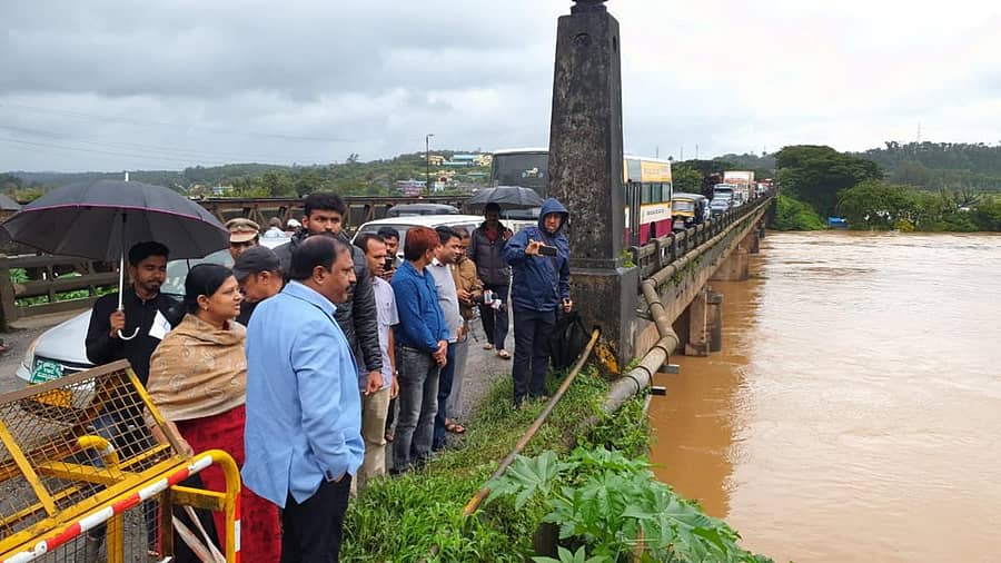 ತುಂಬಿ‌ ಹರಿಯುತ್ತಿರುವ ಹೇಮಾವತಿ ನದಿ ಪರಿಸ್ಥಿತಿ ಪರಿಶೀಲಿಸಲು ಹಾಸನ ಜಿಲ್ಲಾಧಿಕಾರಿ ಅಕ್ರಂಪಾಷ ಸ್ಥಳಕ್ಕೆ ಭೇಟಿ ನೀಡಿದರು.