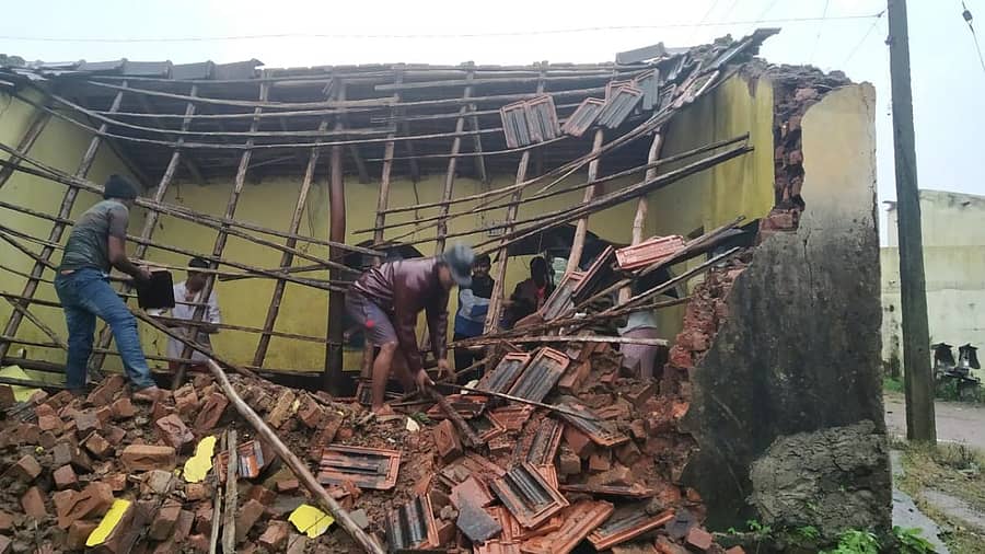 ಚನ್ನಮ್ಮನ ಕಿತ್ತೂರು ತಾಲ್ಲೂಕಿನ ಖೋದಾನಪುರ ಗ್ರಾಮದಲ್ಲಿ ಮಳೆಯಿಂದಾಗಿ ಮನೆ ಕುಸಿದಿದೆ