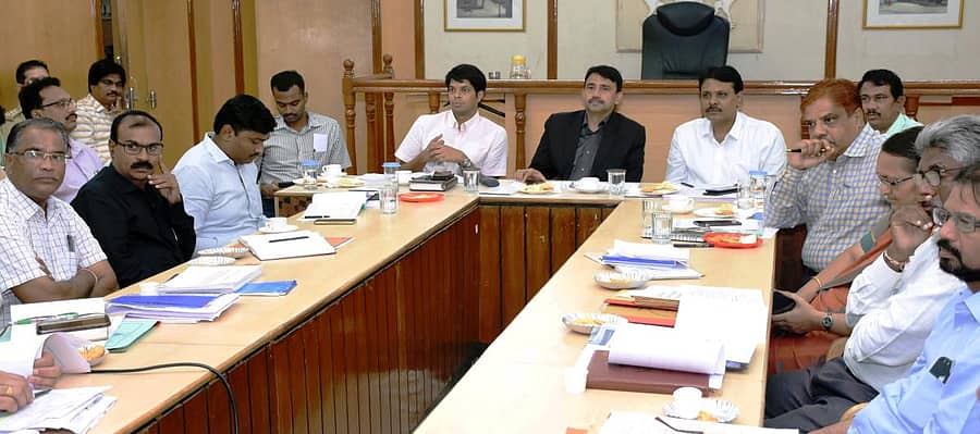 ರಾಯಚೂರಿನಲ್ಲಿ ಜಿಲ್ಲಾ ಉಸ್ತುವಾರಿ ಕಾರ್ಯದರ್ಶಿ ಜಿ.ಕುಮಾರನಾಯಕ ಬುಧವಾರ ಅಧಿಕಾರಿಗಳ ಸಭೆ ನಡೆಸಿದರು