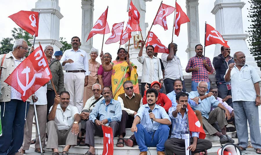 ಜಮ್ಮು ಮತ್ತು ಕಾಶ್ಮೀರಕ್ಕೆ ನೀಡಲಾಗಿದ್ದ ವಿಶೇಷ ಸ್ಥಾನಮಾನವನ್ನು ಕೇಂದ್ರ ಸರ್ಕಾರ ರದ್ದುಗೊಳಿಸಿರುವ ಕ್ರಮ ಖಂಡಿಸಿ ಭಾರತೀಯ ಕಮ್ಯುನಿಸ್ಟ್ ಪಕ್ಷ (ಮಾರ್ಕ್ಸ್ವಾದಿ)ದ ಮೈಸೂರು ಜಿಲ್ಲಾ ಸಮಿತಿ ವತಿಯಿಂದ ಮೈಸೂರಿನ ಪುರಭವನದ ಬಳಿ ಬುಧವಾರ ಪ್ರತಿಭಟನೆ ನಡೆಸಲಾಯಿತು.