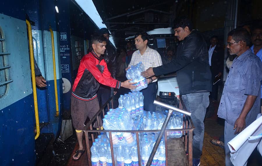 ಹುಬ್ಬಳ್ಳಿ–ಹಜರತ್‌ ನಿಜಾಮುದ್ದೀನ್‌ ಎಕ್ಸ್‌ಪ್ರೆಸ್‌ ರೈಲಿನ ಮೂಲಕ ಬುಧವಾರ ‍ಪ್ರವಾಹ ಪೀಡಿತ ಪ್ರದೇಶಗಳಿಗೆ ಸಾಮಗ್ರಿಗಳನ್ನು ಕಳುಹಿಸಲಾಯಿತು