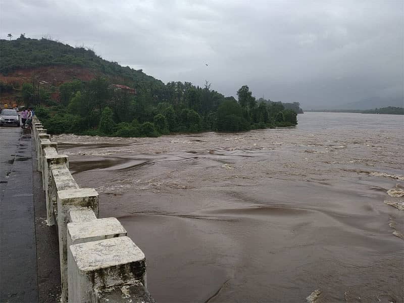 ತುಂಬಿ ಹರಿಯುತ್ತಿರುವ ಕಾಳಿ ನದಿ