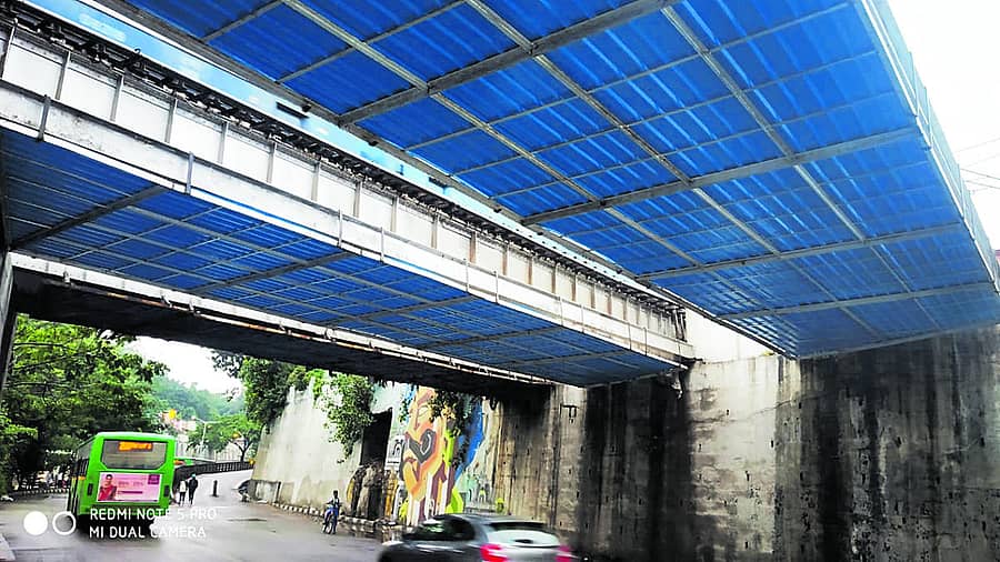 ಮೆಜೆಸ್ಟಿಕ್ ಸಮೀಪದ ರೈಲ್ವೆ ಹಳಿಗಳ ಕೆಳಗೆ ಹೊಸದಾಗಿ ಅಳವಡಿಸಿರುವ ಶೀಟ್ಗಳು