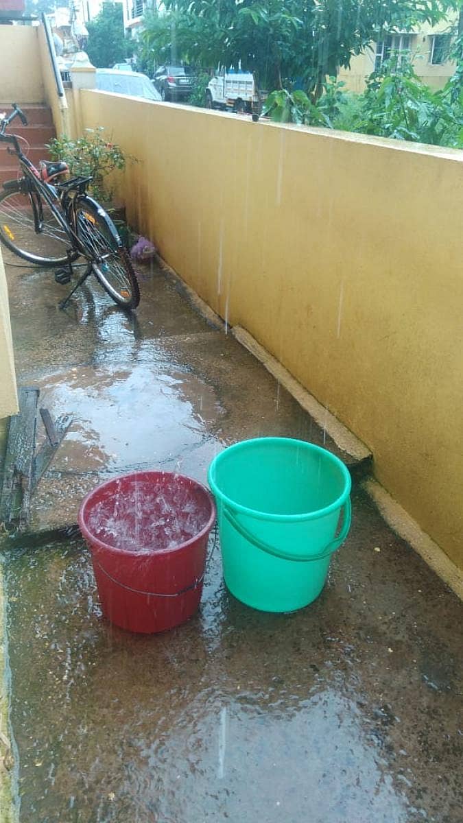 ಬೆಳಗಾವಿಯ ಶಾಹೂನಗರದ ಮನೆಯೊಂದರಲ್ಲಿ ಗುರುವಾರ ಮಳೆ ನೀರು ಸಂಗ್ರಹಿಸಲು ಬಕೆಟ್‌ ಇಟ್ಟಿದ್ದರು– ಪ್ರಜಾವಾಣಿ ಚಿತ್ರ