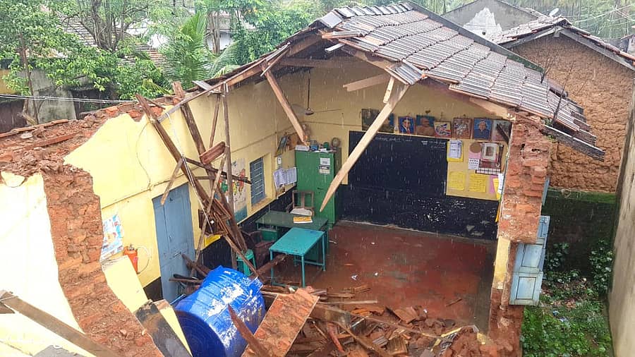 ಶಿವಮೊಗ್ಗ ಜಿಲ್ಲೆ ಭದ್ರಾವತಿ ತಾಲ್ಲೂಕು ತಡಸ ಗ್ರಾಮ ಪಂಚಾಯಿತಿ ವ್ಯಾಪ್ತಿಯ ದೊಣಬಘಟ್ಟ ಸರ್ಕಾರಿ ಹಿರಿಯ ಪ್ರಾಥಮಿಕ ಶಾಲೆಯ ಕಟ್ಟಡವು ಮಳೆಯಿಂದಾಗಿ ಕುಸಿದು ಬಿದ್ದಿರುವ ದೃಶ್ಯ.