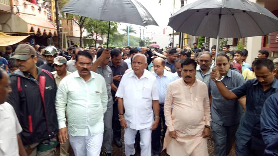 ಬೆಳಗಾವಿಯ ಶಿವಾಜಿ ನಗರದಲ್ಲಿ ಮಳೆಯಿಂದ ಹಾನಿಯಾಗಿರುವುದನ್ನು ಗುರುವಾರ ಮುಖ್ಯಮಂತ್ರಿ ಬಿ.ಎಸ್. ಯಡಿಯೂರಪ್ಪ ವೀಕ್ಷಿಸಿದರು. ರೈಲ್ವೆ ಖಾತೆ ರಾಜ್ಯ ಸಚಿವ ಸುರೇಶ ಅಂಗಡಿ, ಶಾಸಕ ಅನಿಲ ಬೆನಕೆ ಇದ್ದಾರೆ