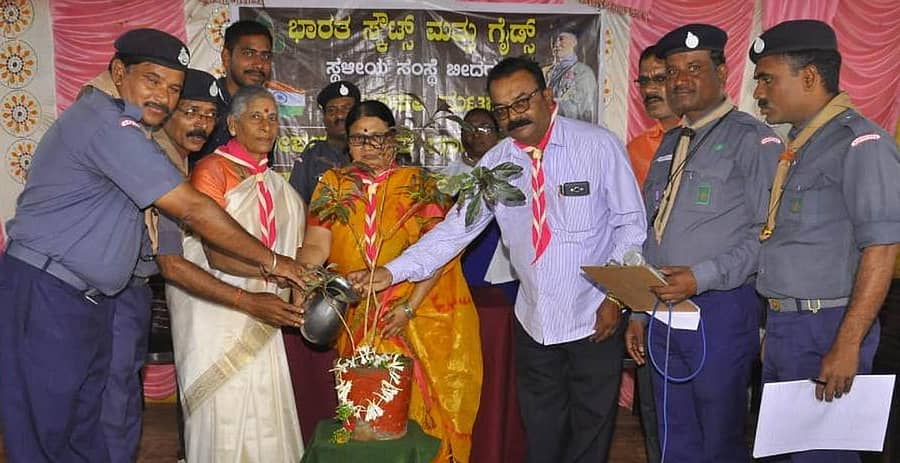 ಬೀದರ್ನ ಶಿವಕುಮಾರೇಶ್ವರ ಹಿರಿಯ ಪ್ರಾಥಮಿಕ ಶಾಲೆಯಲ್ಲಿ ಭಾರತ ಸ್ಕೌಟ್ ಮತ್ತು ಗೈಡ್ಸ್ ವತಿಯಿಂದ ಗುರುವಾರ ಆಯೋಜಿಸಿದ್ದ ಬೀದರ್ ತಾಲ್ಲೂಕು ಮಟ್ಟದ ಗೀತ ಗಾಯನ ಸ್ಪರ್ಧೆಯನ್ನು ಭಾರತ ಸ್ಕೌಟ್ ಮತ್ತು ಗೈಡ್ಸ್ ಜಿಲ್ಲಾ ಘಟಕದ ಆಯುಕ್ತೆ ಲೀಲಾವತಿ ಚಾಕೋತೆ ಹಾಗೂ ನಿವೃತ್ತ ಶಿಕ್ಷಕಿ ಪುಣ್ಯವತಿ ವಿಸಾಜಿ ಜಂಟಿಯಾಗಿ ಉದ್ಘಾಟಿಸಿದರು