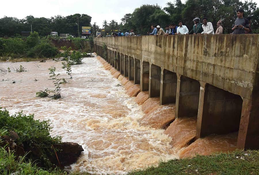 ಧಾರವಾಡದ ಕೆಲಗೇರಿ ಕೆರೆ ಗುರುವಾರ ಕೋಡಿಹರಿದಿದ್ದು, ಇದನ್ನು ವೀಕ್ಷಿಸಲು ಜನರು ತಂಡೋಪತಂಡವಾಗಿ ಬರುತ್ತಿದ್ದಾರೆಪ್ರಜಾವಾಣಿ ಚಿತ್ರ: ಬಿ.ಎಂ.ಕೇದಾರನಾಥ