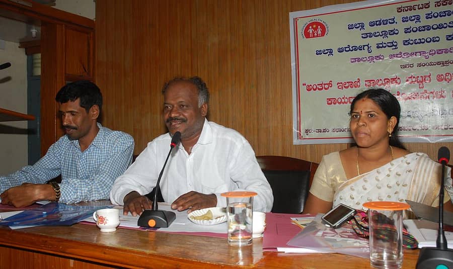 ಕೋಲಾರದ ತಾಲ್ಲೂಕು ಪಂಚಾಯಿತಿ ಕಚೇರಿಯಲ್ಲಿ ಗುರುವಾರ ನಡೆದ ಪ್ರಗತಿ ಪರಿಶೀಲನಾ ಸಭೆಯಲ್ಲಿ ತಾಲ್ಲೂಕು ಪಂಚಾಯಿತಿ ಅಧ್ಯಕ್ಷ ಎಂ.ಆಂಜಿನಪ್ಪ ಮಾತನಾಡಿದರು.