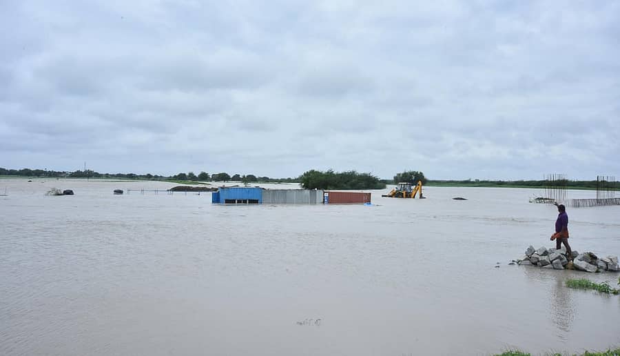 ಬೆಣ್ಣೆಹಳ್ಳದ ಪ್ರವಾಹದಲ್ಲಿ ಕಾರ್ಮಿಕರು ಸಿಲುಕಿದ್ದ ದೃಶ್ಯಪ್ರಜಾವಾಣಿ ಚಿತ್ರಗಳು: ತಾಜುದ್ದೀನ್ ಆಜಾದ್