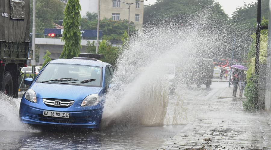 ಮಳೆಯಿಂದಾಗಿ ಕಬ್ಬನ್ ರಸ್ತೆಯಲ್ಲಿ ನೀರು ನಿಂತಿದ್ದು, ವಾಹನ ಸವಾರರು ಪರದಾಡಿದರು - –ಪ್ರಜಾವಾಣಿ ಚಿತ್ರ