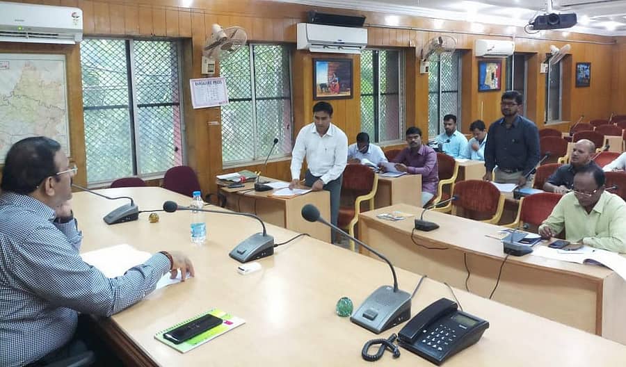 ಬೀದರ್ನಲ್ಲಿ ಗುರುವಾರ ನಡೆದ ಪ್ರಧಾನಮಂತ್ರಿ 15 ಅಂಶಗಳ ಕಾರ್ಯಕ್ರಮದ ಪ್ರಗತಿ ಪರಿಶೀಲನಾ ಸಭೆಯಲ್ಲಿ ಜಿಲ್ಲಾಧಿಕಾರಿ ಡಾ. ಎಚ್.ಆರ್. ಮಹಾದೇವ ಮಾತನಾಡಿದರು