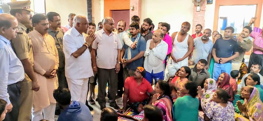 ಸಂಕೇಶ್ವರದ ಪರಿಹಾರ ಕೇಂದ್ರಕ್ಕೆ ಗುರುವಾರ ಮುಖ್ಯಮಂತ್ರಿ ಬಿ.ಎಸ್. ಯಡಿಯೂರಪ್ಪ ಭೇಟಿ ನೀಡಿ, ಅಲ್ಲಿನ ಸಂತ್ರಸ್ತರ ಜತೆ ಮಾತನಾಡಿದರು