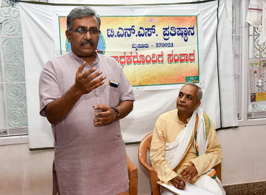 ಮೈಸೂರಿನ ಟಿ.ನಾರಾಯಣಶಾಸ್ತ್ರಿ ಪ್ರತಿಷ್ಠಾನದ ವತಿಯಿಂದ ಗುರುವಾರ ಸಂಜೆ ಆಯೋಜಿಸಿದ್ದ ಸಾಧಕರೊಂದಿಗೆ ಸಂವಾದ ಕಾರ್ಯಕ್ರಮದಲ್ಲಿ ರಾಷ್ಟ್ರೀಯ ಶಿಕ್ಷಣ ನೀತಿಯ ಕುರಿತು ಅಖಿಲ ಭಾರತೀಯ ಶಿಕ್ಷಣ ಮಹಾಸಂಘದ ರಾಷ್ಟ್ರೀಯ ಕಾರ್ಯದರ್ಶಿ ಶಿವಾನಂದ ಸಿಂದನಕೇರ ಮಾತನಾಡಿದರು. ಕಾಲೇಜು ಶಿಕ್ಷಣ ಇಲಾಖೆಯ ವಿಶ್ರಾಂತ ಹೆಚ್ಚುವರಿ ನಿರ್ದೇಶಕ ಪ್ರೊ.ಟಿ.ಎನ್.ಪ್ರಭಾಕರ ಇದ್ದಾರೆ