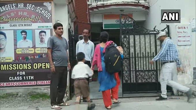 ಪೋಷಕರು ಮಕ್ಕಳನ್ನು ಶಾಲೆಗೆ ಕರೆತಂದರು. ಚಿತ್ರ: ಎಎನ್‌ಐ ಟ್ವೀಟ್‌