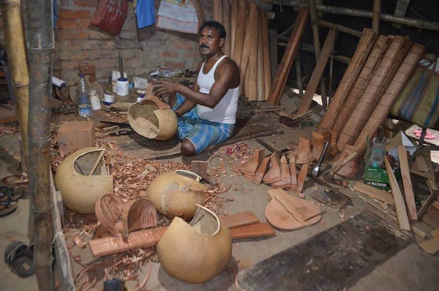 ಸೋರೆ ಬುರುಡೆ ಕತ್ತರಿಸುವ ಕೆಲಸ ತಪನ್ ಅವರದು – ಚಿತ್ರ: ಜಿ. ಕೃಷ್ಣಪ್ರಸಾದ್