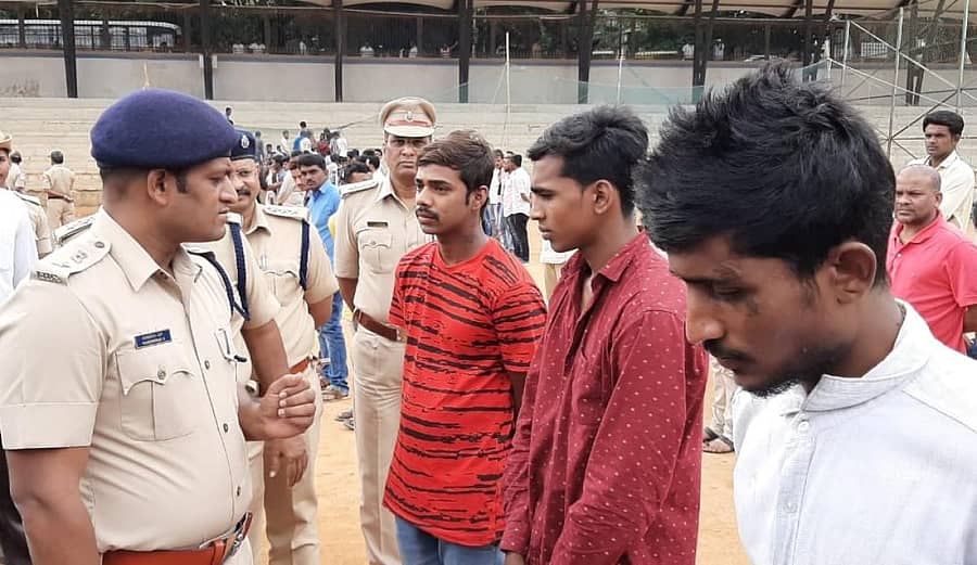 ಮಲ್ಲೇಶ್ವರ ಆಟದ ಮೈದಾನದಲ್ಲಿ ಉತ್ತರ ವಿಭಾಗದ ಡಿಸಿಪಿ ಶಶಿಕುಮಾರ್ ಅವರು ಗುರವಾರ ರೌಡಿ ಪರೇಡ್ ನಡೆಸಿದರು