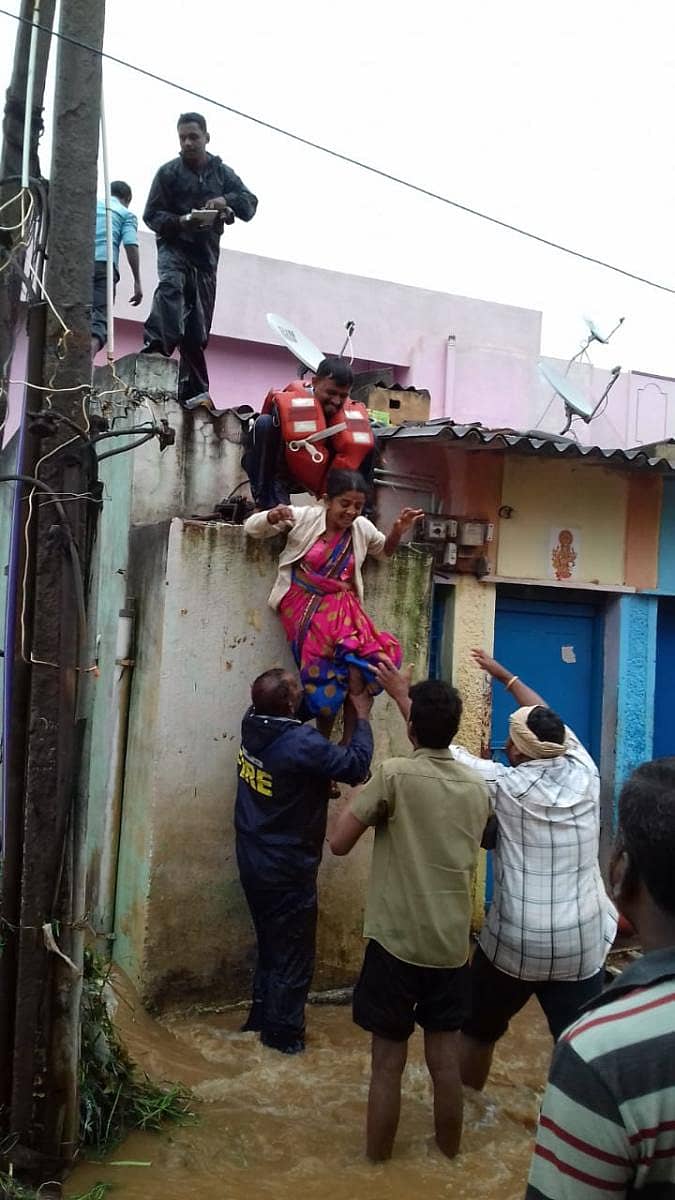 ಹುಬ್ಬಳ್ಳಿ ದೇವಿನಗರದಲ್ಲಿ ಉಣಕಲ್‌ ಕೆರೆ ಕೋಡಿ ನೀರಿನಲ್ಲಿ ಸಿಕ್ಕಿಬಿದ್ದಿದ್ದ ಮಹಿಳೆಯೊಬ್ಬರನ್ನು ರಕ್ಷಣಾ ಸಿಬ್ಬಂದಿ ರಕ್ಷಿಸಿದ ದೃಶ್ಯ  ಪ್ರಜಾವಾಣಿ ಚಿತ್ರ/ಬಸವರಾಜ ಹವಾಲ್ದಾರ