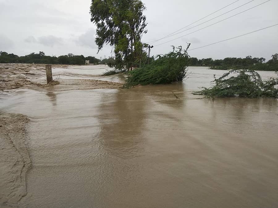 ನರಗುಂದ ತಾಲ್ಲೂಕಿನ ಸುರಕೋಡ ಗ್ರಾಮ ಬೆಣ್ಣಿಹಳ್ಳದಿಂದ ತುಂಬಿ ಹರಿದ ನೀರಿಗೆ ಜಲಾವೃತಗೊಂಡಿತು
