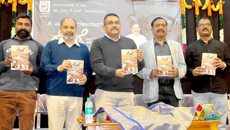 ನಗರದಲ್ಲಿ ಗುರುವಾರ ಸಿ.ಎಸ್ ದ್ವಾರಕಾನಾಥ್ (ಬಲದಿಂದ ಎರಡನೆಯವರು) ಅವರ ಗೋಡೆ ಕೃತಿಯನ್ನು ಹಿರಿಯ ಪತ್ರಕರ್ತ ಸುಗತ ಶ್ರೀನಿವಾಸ ರಾಜು (ಮಧ್ಯದವರು) ಬಿಡುಗಡೆ ಮಾಡಿದರು. ಬರಹಗಾರ ಭಾಸ್ಕರ್ ಪ್ರಸಾದ್, ಸಾಹಿತಿ ಅಗ್ರಹಾರ ಕೃಷ್ಣಮೂರ್ತಿ, ವಿ.ಎಂ. ಮಂಜುನಾಥ ಇದ್ದಾರೆ