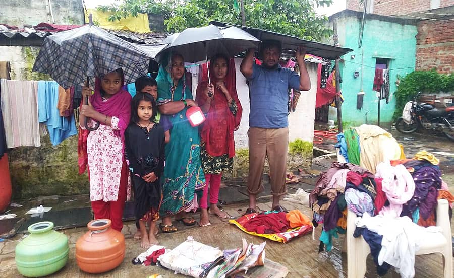 ಹುಬ್ಬಳ್ಳಿಯ ಎಸ್.ಎಂ.ಕೃಷ್ಣನಗರದಲ್ಲಿ ಮನೆಯಲ್ಲಿ ನೀರು ಹೊಕ್ಕ ಪರಿಣಾಮ ಹೊರಬಂದು ನಿಂತಿರುವ ಯಾಸ್ಮೀನ್ ಕುಟುಂಬ