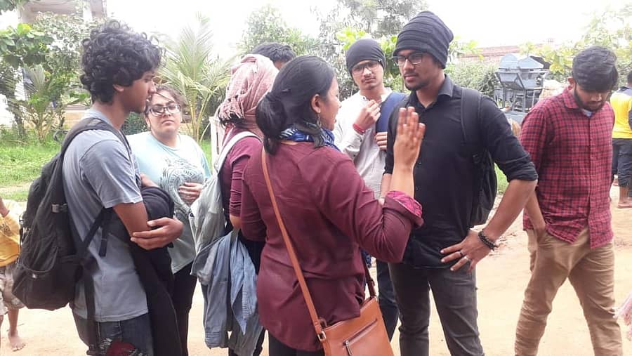 ಬಾದಾಮಿ ತಾಲ್ಲೂಕಿನ ಹೊಸೂರಿನಲ್ಲಿ ಶುಕ್ರವಾರ ಆಶ್ರಯ ಪಡೆದಿದ್ದ ಮಣಿಪಾಲದ ಎಂಜಿನಿಯರಿಂಗ್ ವಿದ್ಯಾರ್ಥಿಗಳು