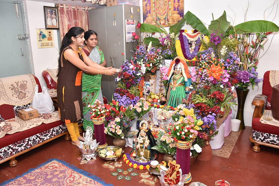 ನಗರದ ಕೃಷ್ಣಾ ಟಾಕೀಜ್ ರಸ್ತೆಯ ಗಿರಿಜಾ ರೇಣುಕಾರಾಧ್ಯ ಅವರ ಕುಟುಂಬದವರು ಲಕ್ಷ್ಮಿ ದೇವಿ ಮೂರ್ತಿ ಪ್ರತಿಷ್ಠಾಪಿಸಿ ಪೂಜೆ ಸಲ್ಲಿಸಿದರು.