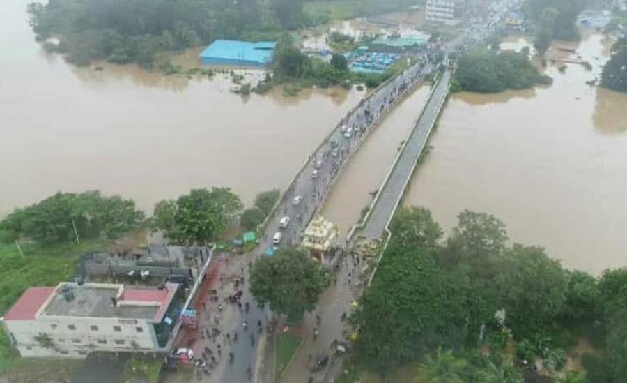 ಕುಶಾಲನಗರ ಟೋಲ್ ಗೇಟ್ ಬಳಿಯ ಸೇತುವೆ ಬಳಿ ಕಾವೇರಿ ನದಿ ಅಪಾಯದ ಮಟ್ಟ ಮೀರಿ ಹರಿಯುತ್ತಿದ್ದು, ರಾಷ್ಟ್ರೀಯ ಹೆದ್ದಾರಿ ಸೇತುವೆ ಮುಳುಗಡೆಯಾಗುವ ಹಂತ ತಲುಪಿದೆ