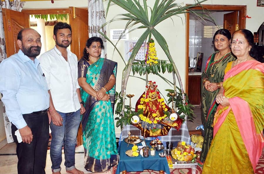 ಬೀದರ್ನ ಸಾಯಿ ಕಾಲೊನಿಯ ಶಿವಕುಮಾರ ಪಟಪಳ್ಳಿ ಅವರ ನಿವಾಸದಲ್ಲಿ ವರ ಮಹಾಲಕ್ಷ್ಮಿ ಪೂಜೆ ನೆರವೇರಿಸಲಾಯಿತು