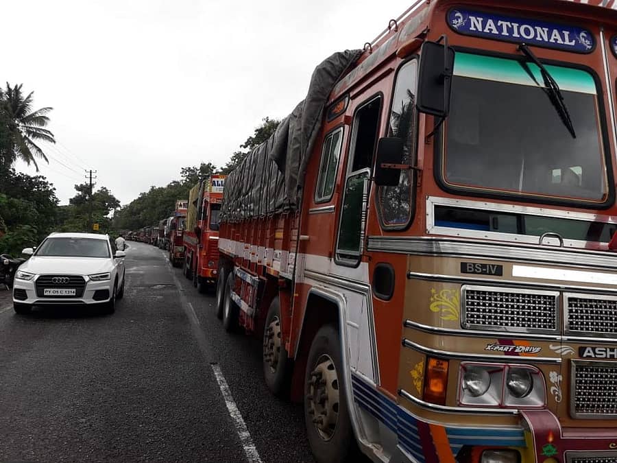 ಅಂಕೋಲಾ ತಾಲ್ಲೂಕಿನ ಸುಂಕಸಾಳ ಸಮೀಪ ರಾಷ್ಟ್ರೀಯ ಹೆದ್ದಾರಿ 63ರಲ್ಲಿ ನೂರಾರು ಲಾರಿಗಳು ಸಾಲಾಗಿ ನಿಂತಿರುವುದು