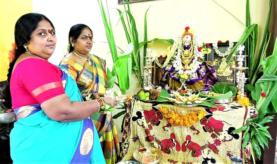 ಹೊಸಪೇಟೆಯ ಉಕ್ಕಡಕೇರಿಯಲ್ಲಿ ಮಹಿಳೆಯರು ಶುಕ್ರವಾರ ವರಮಹಾಲಕ್ಷ್ಮಿಗೆ ವಿಶೇಷ ರೀತಿಯಲ್ಲಿ ಅಲಂಕರಿಸಿ ಪೂಜೆ ಸಲ್ಲಿಸಿದರು
