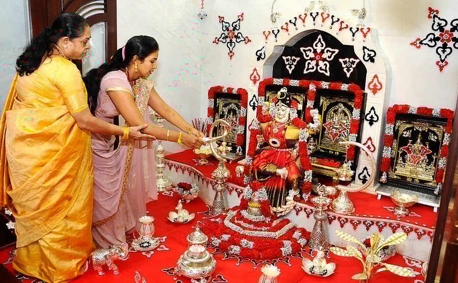 ಗಾಂಧಿನಗರದ ಹರ್ಷವರ್ಧಿನಿ ಅವರ ಮನೆಯಲ್ಲಿ ಪ್ರತಿಷ್ಠಾಪಿಸಿರುವ ವರಮಹಾಲಕ್ಷ್ಮಿಗೆ ಆರತಿ