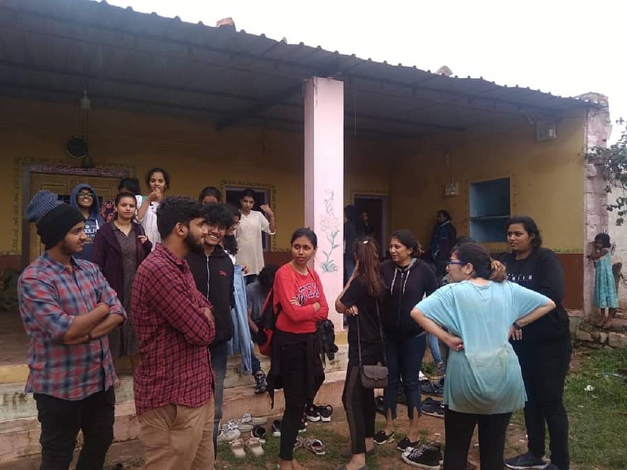 ಬಾದಾಮಿ ತಾಲ್ಲೂಕಿನ ಹೊಸೂರಿನಲ್ಲಿ ಶುಕ್ರವಾರ ಆಶ್ರಯ ಪಡೆದಿದ್ದ ಮಣಿಪಾಲದ ಎಂಜಿನಿಯರಿಂಗ್ ವಿದ್ಯಾರ್ಥಿಗಳು