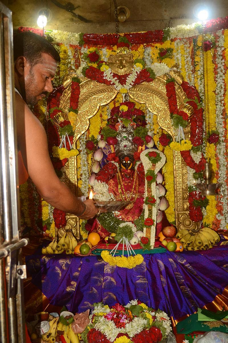 ಯಾದಗಿರಿ ನಗರದಲ್ಲಿ ವರಮಹಾಲಕ್ಷ್ಮಿ ಪೂಜೆ ಅಂಗವಾಗಿ ಲಕ್ಷ್ಮಿ ದೇವಸ್ಥಾನದಲ್ಲಿ ದೇವಿಗೆ ವಿಶೇಷ ಅಲಂಕಾರ ಮಾಡಲಾಗಿತ್ತು