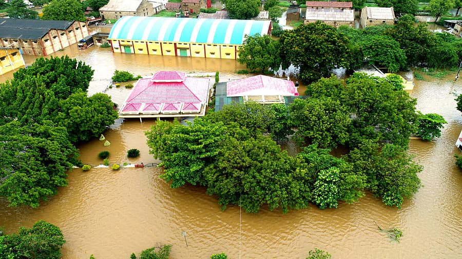 ಗೋಕಾಕ ಪಟ್ಟಣವನ್ನು ಆವರಿಸಿರುವ ಘಟಪ್ರಭಾ ನದಿಯ ನೀರಿನಿಂದ ಅರಭಾವಿ ಶಾಸಕ ಬಾಲಚಂದ್ರ ಜಾರಕಿಹೊಳಿ ಅವರ ಎನ್‌.ಎಸ್‌.ಎಫ್‌. ಅತಿಥಿಗೃಹ ಮೂರು ದಿನಗಳಿಂದ ಭಾಗಶಃ ಜಲಾವೃತಗೊಂಡು ನಡುಗಡ್ಡೆಯಂತಾಗಿರುವುದು ಡ್ರೋಣ್‌ ಕ್ಯಾಮೆರಾದಲ್ಲಿ ಕಂಡಿದ್ದು ಹೀಗೆ