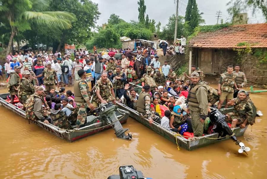 ಬೆಳಗಾವಿ ಜಿಲ್ಲೆಯ ಗೋಕಾಕ ತಾಲ್ಲೂಕಿನ ಉದಗಟ್ಟಿ ಗ್ರಾಮದ ಪ್ರವಾಹ ಪೀಡಿತ ಪ್ರದೇಶದಲ್ಲಿ ಸೇನಾ ಸಿಬ್ಬಂದಿ ಶುಕ್ರವಾರ ರಕ್ಷಣಾ ಕಾರ್ಯಾಚರಣೆ ನಡೆಸಿದರು