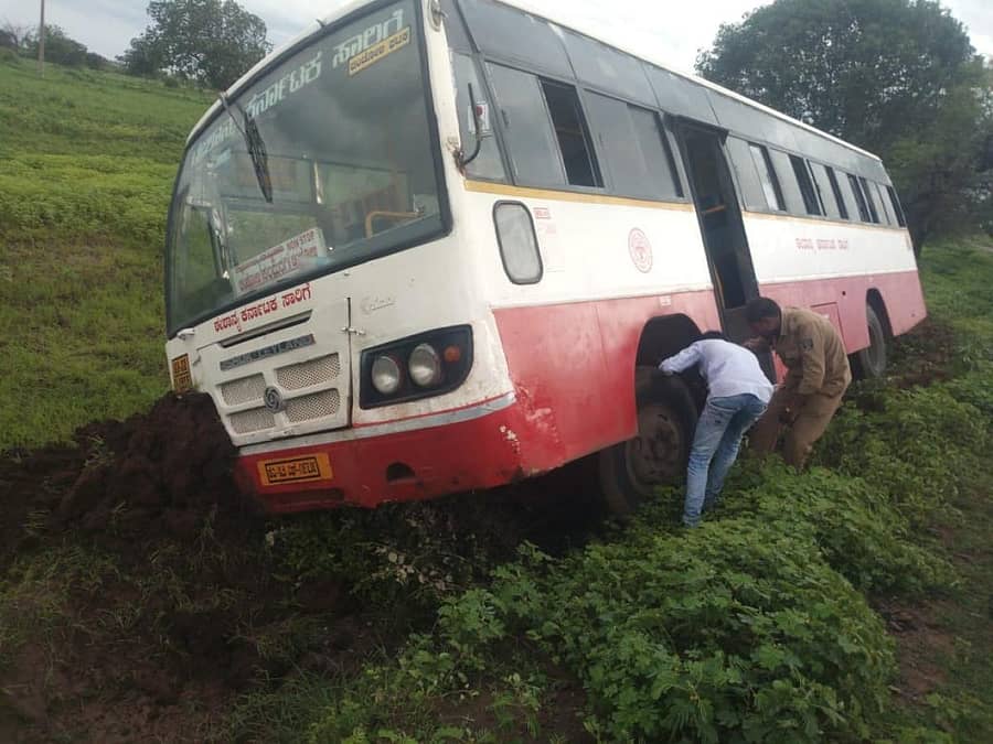 ಚಿಂಚೋಳಿ ತಾಲ್ಲೂಕಿನ ವಚ್ಯಾ ಗ್ರಾಮದ ಬಳಿ ಶುಕ್ರವಾರ ರಸ್ತೆ ಬದಿಗೆ ಇಳಿದ ಸರ್ಕಾರಿ ಬಸ್