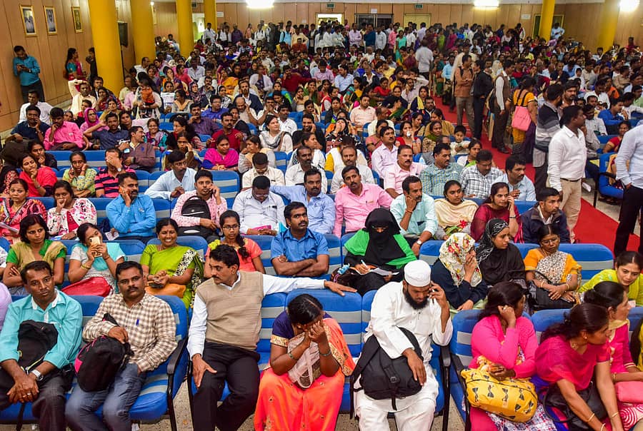 ಬೆಂಗಳೂರಿನಲ್ಲಿ ಶುಕ್ರವಾರ ವರ್ಗಾವಣೆ ಕೌನ್ಸೆಲಿಂಗ್ಗಾಗಿ ಕೆ.ಜಿ.ರಸ್ತೆಯ ಶಿಕ್ಷಕರ ಸದನದಲ್ಲಿ ಸೇರಿದ್ದ ಶಿಕ್ಷಕರು –ಪ್ರಜಾವಾಣಿ ಚಿತ್ರ