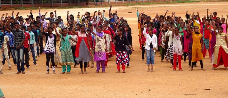 ದೇವನಹಳ್ಳಿ  ಸರ್ಕಾರಿ ಕಿರಿಯ ಕಾಲೇಜು ಮೈದಾನದಲ್ಲಿ ಸ್ವಾತಂತ್ರ್ಯ ದಿನಾಚರಣೆಗಾಗಿ ಪೂರ್ವ ಸಿದ್ಧತೆಯಲ್ಲಿರುವ ವಿದ್ಯಾರ್ಥಿಗಳು