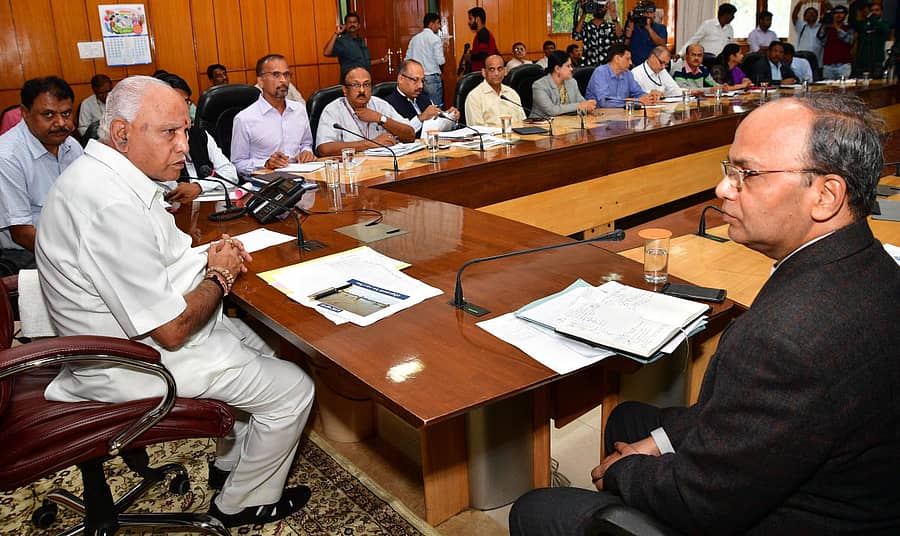 ರಾಜ್ಯದ ಪ್ರವಾಹ ಪರಿಸ್ಥಿತಿ ಕುರಿತು ಗೃಹ ಕಚೇರಿ ಕೃಷ್ಣಾದಲ್ಲಿ ಮುಖ್ಯಮಂತ್ರಿ ಬಿ.ಎಸ್.ಯಡಿಯೂರಪ್ಪ ಸಭೆ ನಡೆಸಿದರು. –ಪ್ರಜಾವಾಣಿ ಚಿತ್ರ