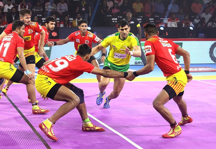 ಗುಜರಾತ್ ಫಾರ್ಚೂನ್‌ಜೈಂಟ್ಸ್ ಅಂಗಣದಲ್ಲಿ ಪಾಯಿಂಟ್ ಗಳಿಸಲು ಪ್ರಯತ್ನಿಸಿದ ತಮಿಳ್ ತಲೈವಾಸ್‌ನ ರಾಹುಲ್ ಚೌಧರಿ