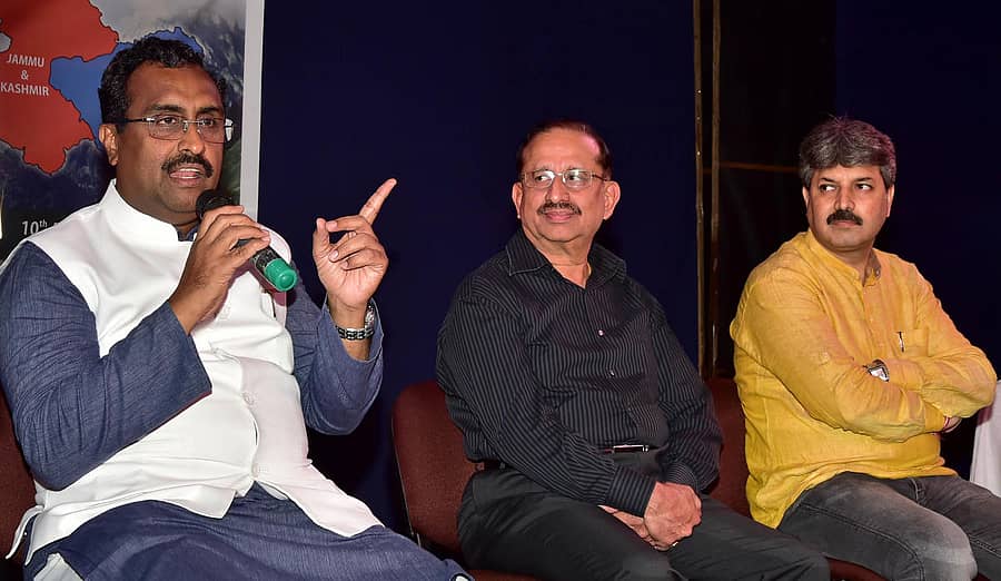 ವಿಚಾರ ಸಂಕಿರಣದಲ್ಲಿ ರಾಮ್ ಮಾಧವ್ ಮಾತನಾಡಿದರು. ಜಮ್ಮು ಕಾಶ್ಮೀರ ಅಧ್ಯಯನ ಕೇಂದ್ರದ ಸಂಚಾಲಕ ಮೇಜರ್ ಆರ್.ಡಿ ಭಾರ್ಗವ ಮತ್ತು ದಿಲೀಪ್ ಇದ್ದರು - ಪ್ರಜಾವಾಣಿ ಚಿತ್ರ