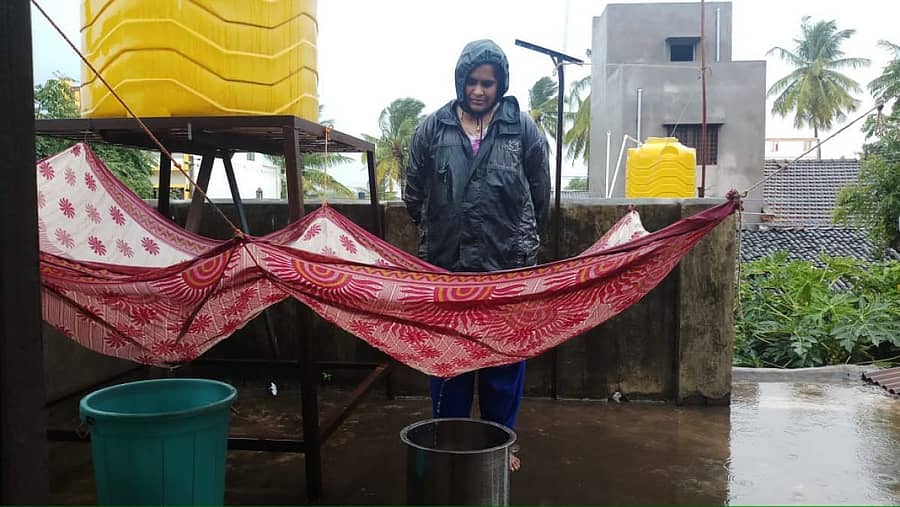 ಬೆಳಗಾವಿ ಜಿಲ್ಲೆ ಹುಕ್ಕೇರಿ ತಾಲ್ಲೂಕು ಯಮಕನಮರಡಿ ನಿವಾಸಿ ಅನುರಾಧಾ ತಮ್ಮ ಮನೆಯ ತಾರಸಿಯಲ್ಲಿ ಮಳೆ ನೀರು ಸಂಗ್ರಹಕ್ಕೆ ಮಾಡಿರುವ ಸರಳ ಉಪಾಯ