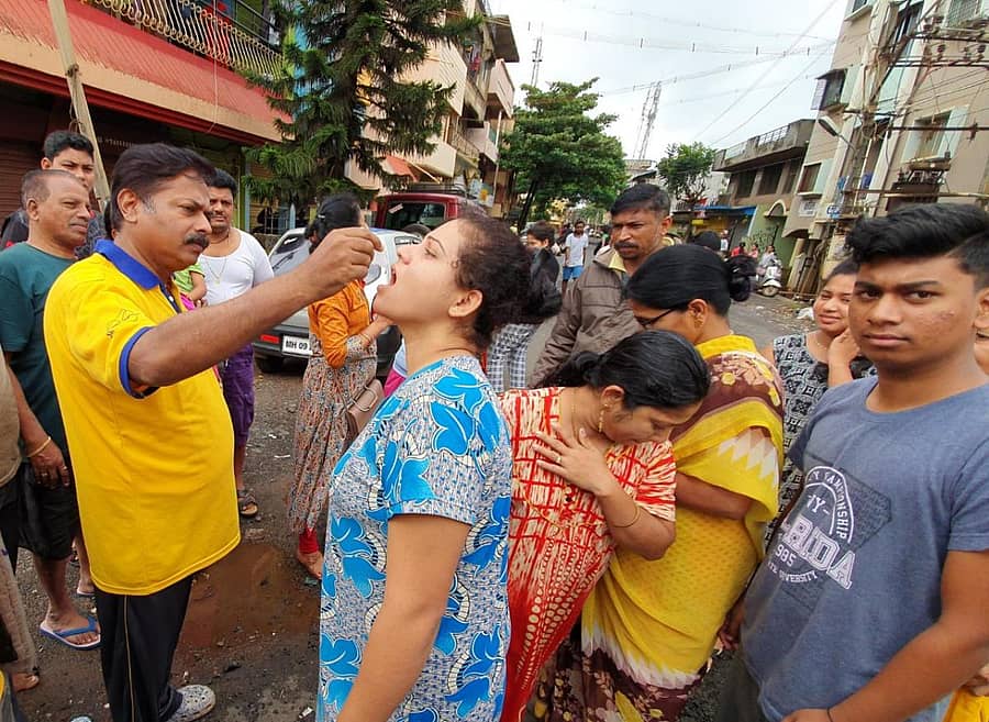 ಬೆಳಗಾವಿಯಲ್ಲಿ ‘ಸ್ವಚ್ಛ ಬೆಳಗಾವಿ’ ತಂಡದಿಂದ ಭಾನುವಾರ ಹಮ್ಮಿಕೊಂಡಿದ್ದ ಡೆಂಗಿ, ಚಿಕೂನ್ಗುನ್ಯಾ ನಿರೋಧಕ ಲಸಿಕೆ ಕಾರ್ಯಕ್ರಮಕ್ಕೆ ಶಾಸಕ ಅಭಯ ಪಾಟೀಲ ಚಾಲನೆ ನೀಡಿದರು