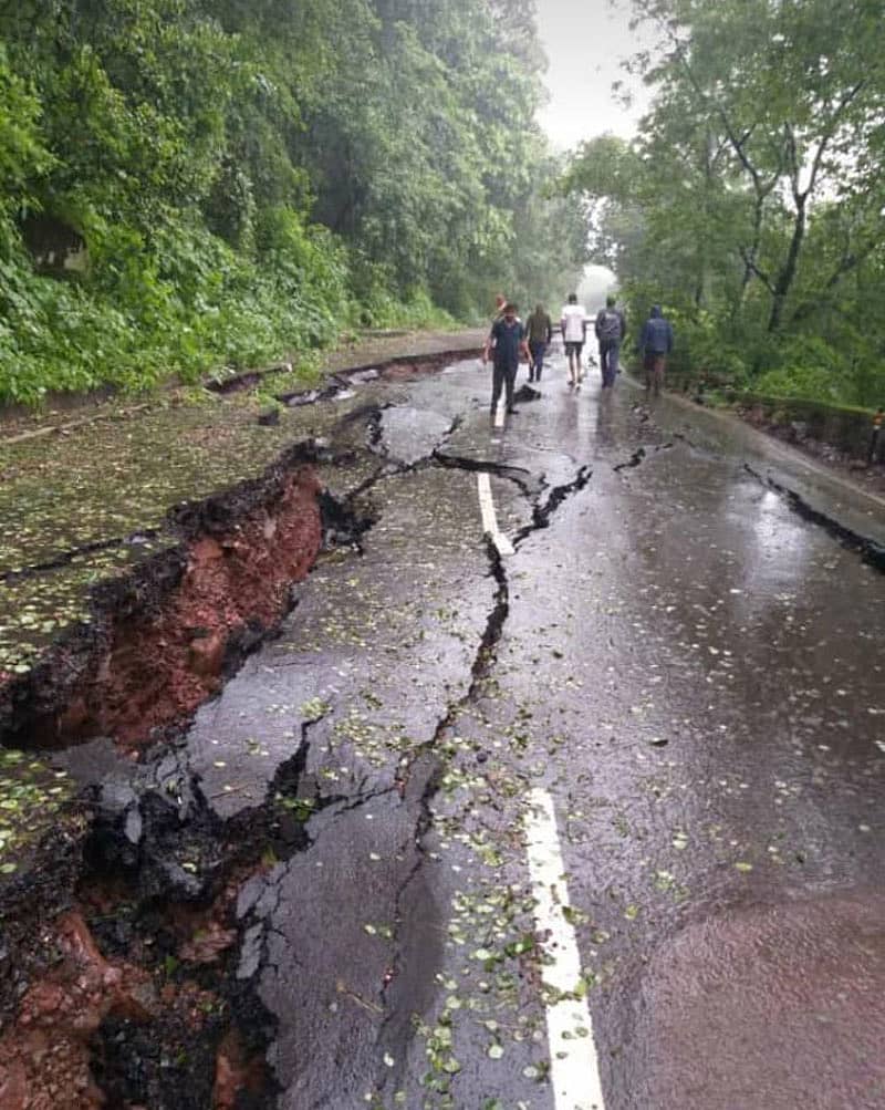 ಬೆಳಗಾವಿಯಿಂದ ಗೋವಾಕ್ಕೆ ಹೋಗುವ ರಸ್ತೆಗಳಲ್ಲೊಂದಾದ ಅಂಬೋಲಿ ಘಾಟ್ನಲ್ಲಿ ಭಾರಿ ಪ್ರಮಾಣದ ಭೂಕುಸಿತ ಉಂಟಾಗಿದೆ