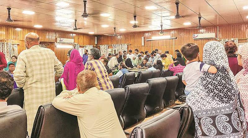 ಶ್ರೀನಗರದ ಸರ್ಕಾರಿ ಕಚೇರಿಯೊಂದರಲ್ಲಿ ದೂರವಾಣಿ ಬಳಸಲು ಕಾದುಕುಳಿತಿರುವ ಜನ –ರಾಯಿಟರ್ಸ್‌ ಚಿತ್ರ