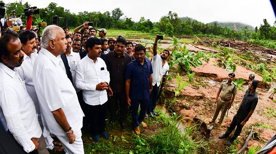 ಮುಖ್ಯಮಂತ್ರಿ ಬಿ.ಎಸ್.ಯಡಿಯೂರಪ್ಪ ತೀರ್ಥಹಳ್ಳಿ ತಾಲ್ಲೂಕಿನ ಹೆಗಲತ್ತಿ ಸೇರಿದಂತೆ ವಿವಿಧೆಡೆ ಮಂಗಳವಾರ ಮುಂಜಾನೆ ಪ್ರವಾಹ ಪೀಡಿತ ಪ್ರದೇಶಗಳನ್ನು ಅವಲೋಕಿಸಿದರು.